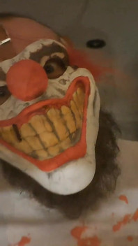 Pisse le clown fait pipi sur une salope soumise