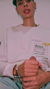 Seksowny chuda twink Magic C szarpanie jego wielkiego kutasa i strzelanie do jego spermy na twarz