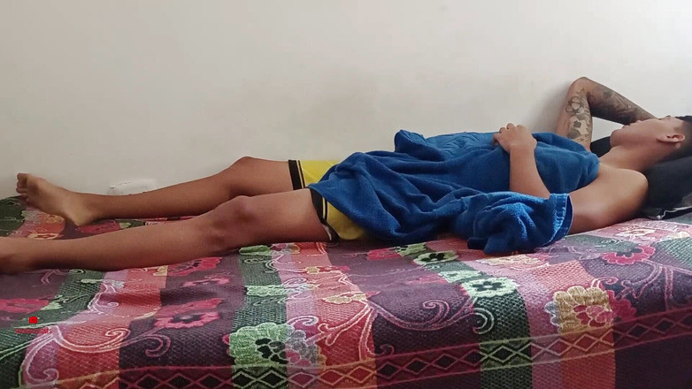 Rouss: Ein paar heiße stiefbrüder sind in ihrem bett und ficken...