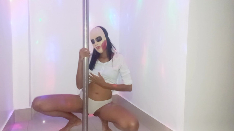 NEGRITA SEXY: 色情黑发女郎决定在钢管上跳舞，因为她看到她的继兄弟把他的鸡巴伸进他的女朋友