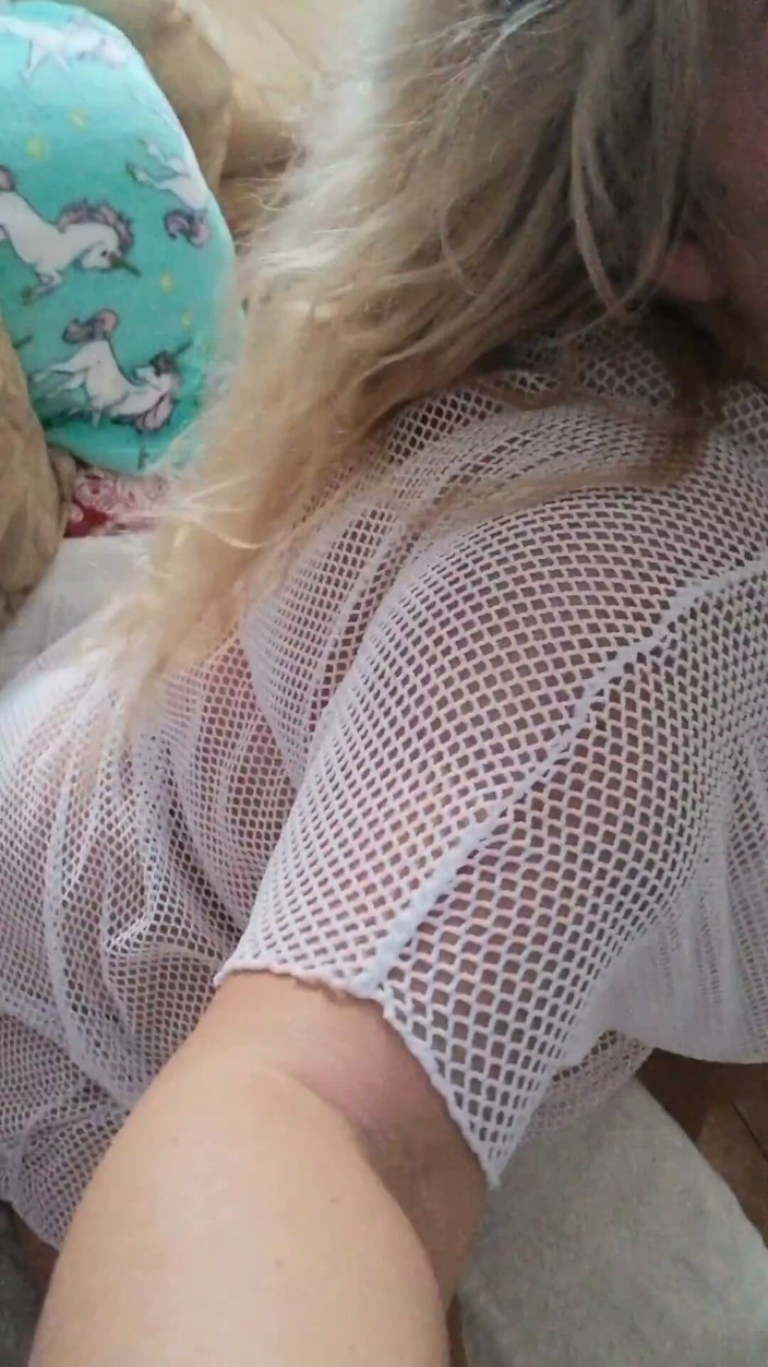 Kitty Queen: Solo en casa, rubia, gordita, milf gatita mostrando sus grandes...
