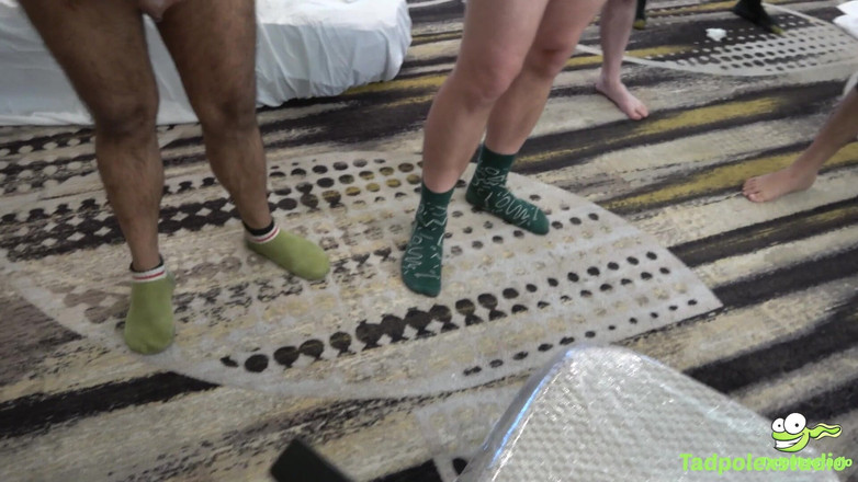 TadpolexStudio: Wisconsin Tiff recebe gangbang depois de fluffing um gangbang