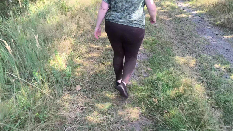 Bouncy Tits Action: Gebonden tieten in het bos