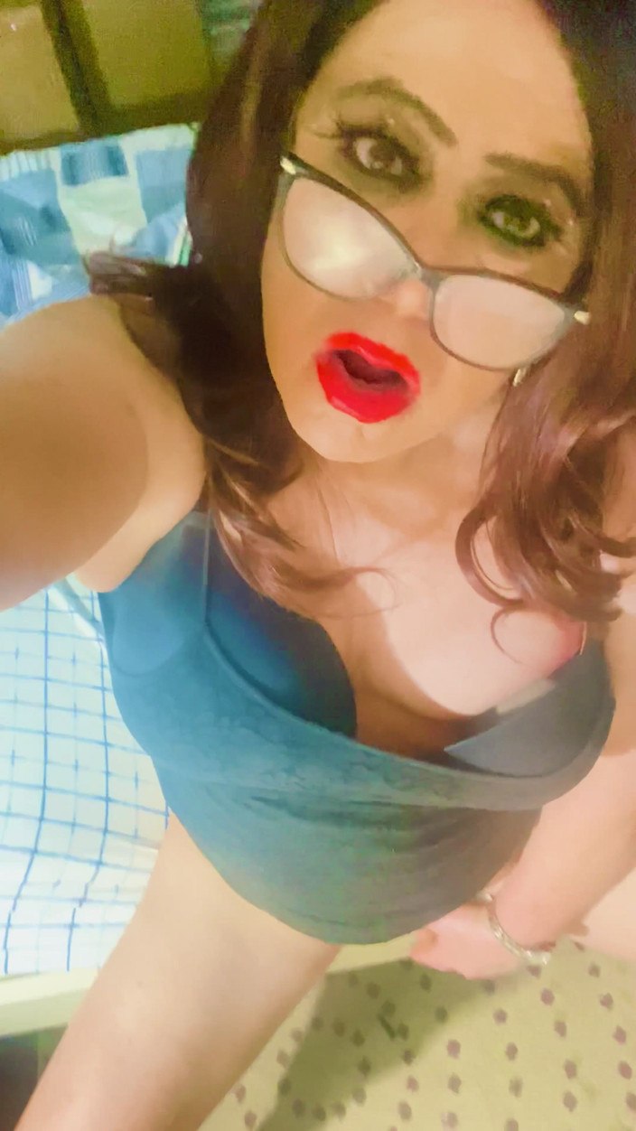 Krissy Sweets: Krissy sweets streichelt ihren schwanz