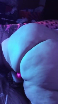 SSBBW călărește o mulțime de vibratoare pentru ca tu să te uiți