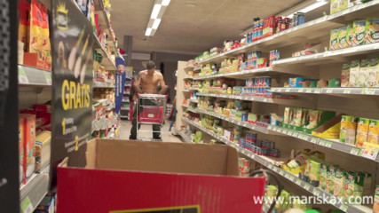 Mariska x: Trio for Mariska with the manager in the supermarket
