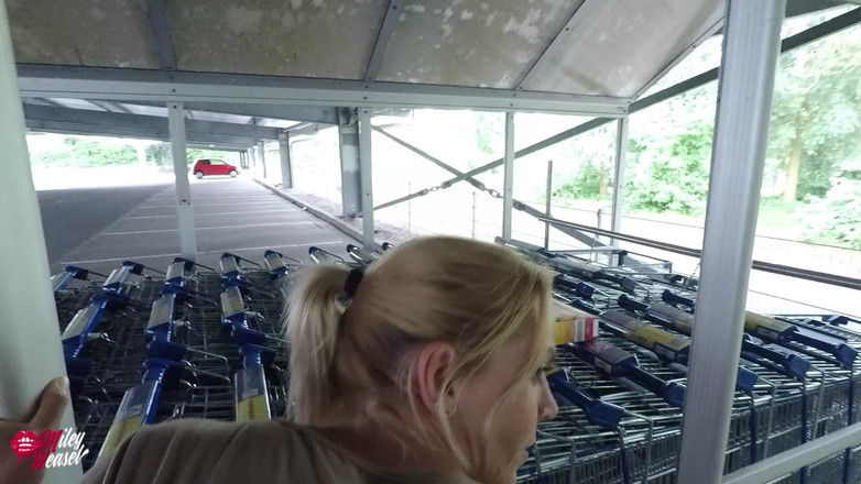 Miley Weasel: 뻔뻔함!! 낯선 남자가 공개적으로 내 엉덩이를 박아준다!!