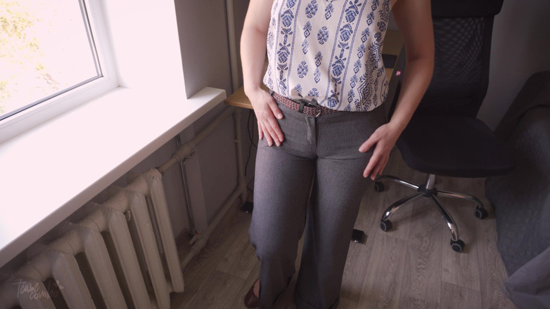 Teasecombo 4K: O colegă sexy tachinează curul până când i se rup...