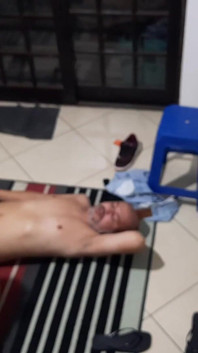 Oferując jej tyłek rekinowi pożyczkowemu, aby spłacić dług jej rogacza męża.