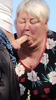 Suegra sostiene mi polla mientras orine y luego la chupo en público