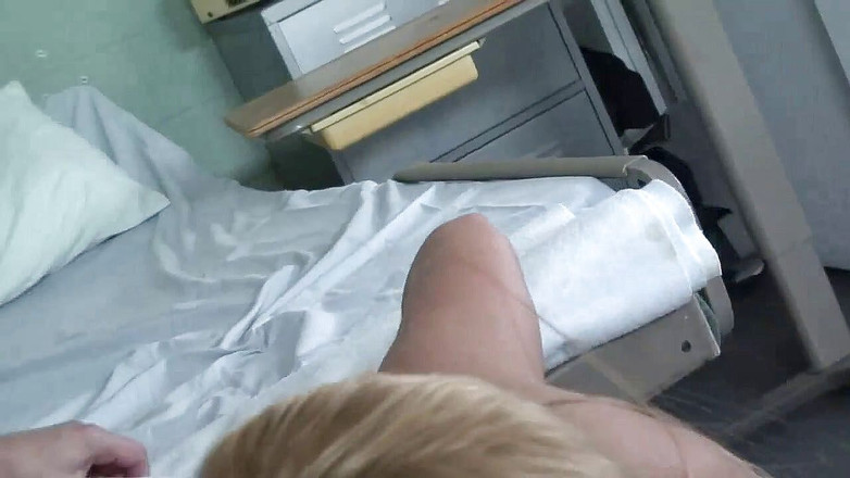 Xtime Network: Cô bé tóc vàng mông to gợi cảm đụ trong âm hộ ướt át...