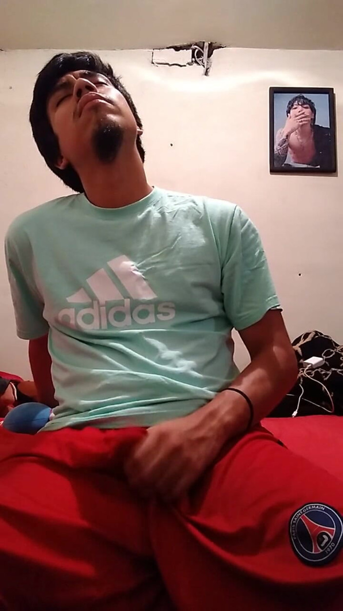 AlexAlejandro13: Melepas seluar pendek ini sedikit demi sedikit supaya zakar saya...