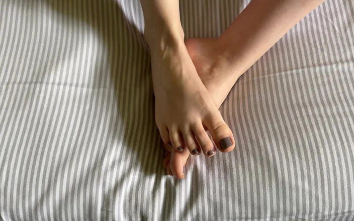 Gloria Gimson: Mistress Massages Feet with Foot Care Cream in Solo - Video...