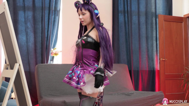 Nu Cosplay: Ketty small은 다른 게임을 하고 싶어하는 게이머 소녀입니다.
