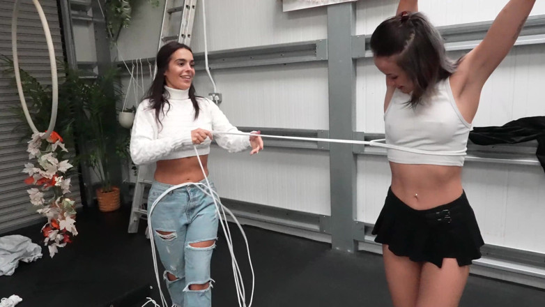 Latina Fetish: Lilly diikat ketat, disumpal, dan dihukum selama kelas hoop udara! (4k) (+24...
