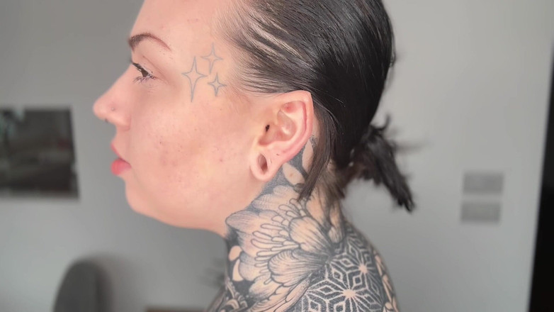 Miss Valentina: Заострение на поклонение уху