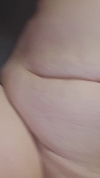 젊은 남자의 자지를 빠는 걸 좋아하는 섹시한 밀프 - POV
