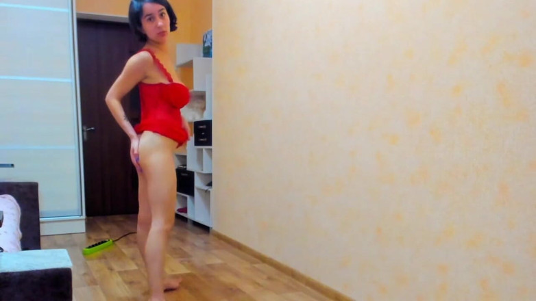myla_angel: Striptis hot dengan gaun merah dan sportwear