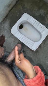 Indiana segurando o pênis do meio-irmão e fazendo ele fazer xixi e fazer xixi ela mesma
