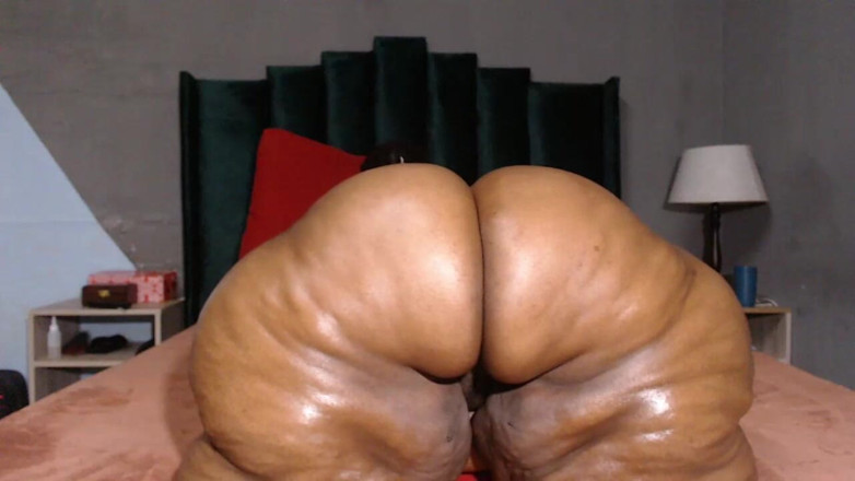 Betibig: クリトリスの上をゆっくりと滑らかな円を描くように擦りながら、もう一方の手で乳首を強くねじる