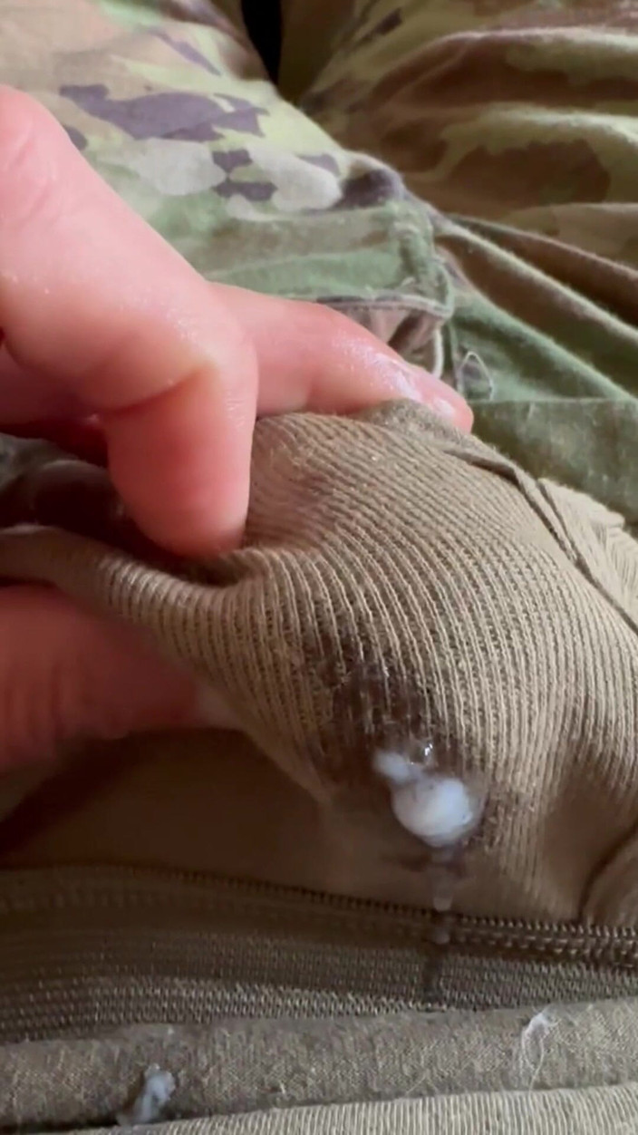 Gay Soldier Stuff: Askar miang menembak pancutan berkrim melalui Seluar Dalam Tenteranya Dan...