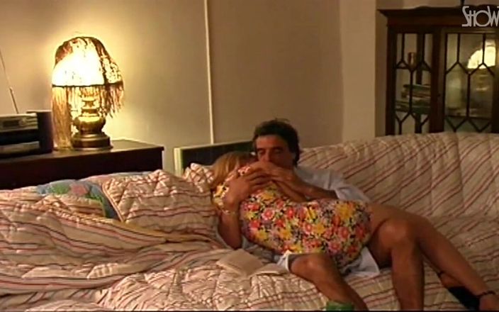 Showtime Official: Üvey baba adına - klasik İtalyan pornosu hd olarak geri yüklendi