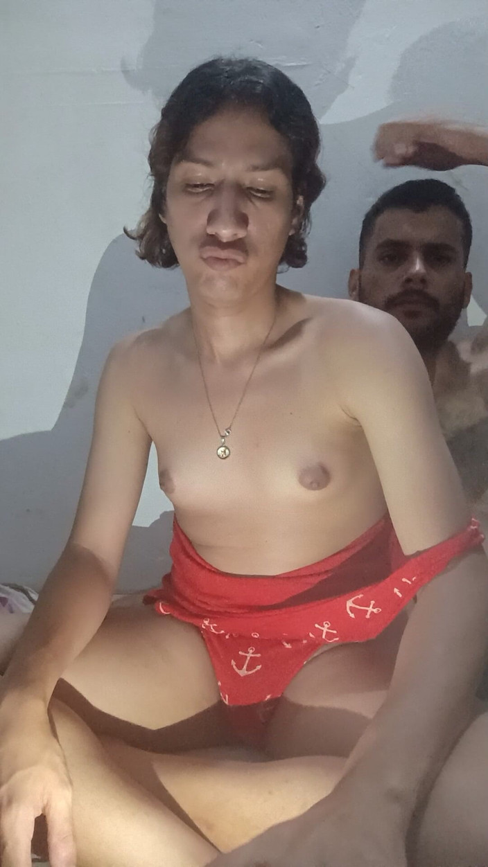 Femboy from Colombia: Beijos ricos para meus seios ricos