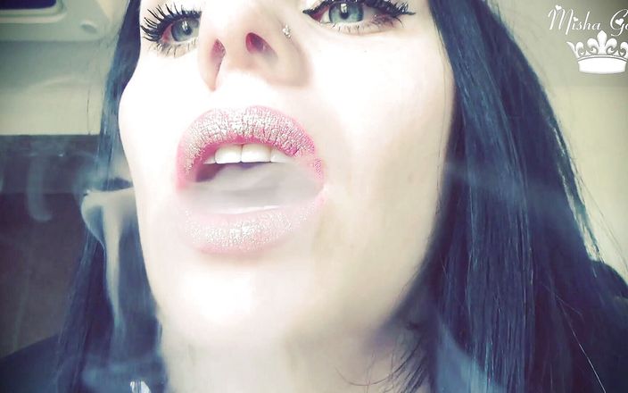 Goddess Misha Goldy: Nutte raucht &amp;amp;lippenstift-fetisch