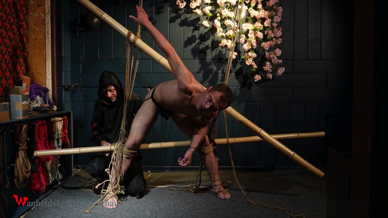 Wanheldvig: Piękny Zeus związany jutowymi linami Shibari elegancja w bezsilnej pozycji...