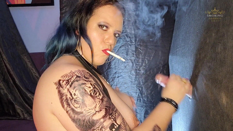 Lilli Cukierek Cox: Merokok di Glory Hole Lagi