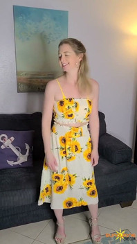 Sunny Lane este linsă de Vicky Vette la ședința foto