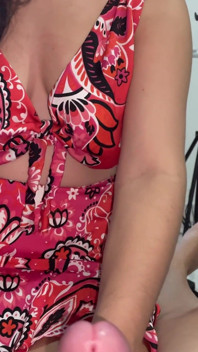 Une tenue rose assortie à la grosse bite de Wellington Prado pendant que je lui fais une belle branlette