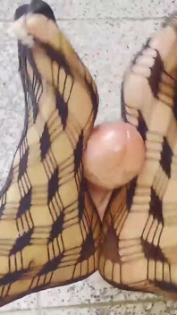 O mamă sexy tatuată tachinează jucăria cu picioare în ciorapi din nailon