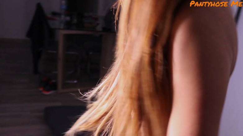 Pantyhose me porn videos: Camila Palmer wordt geneukt in haar glanzende paarse panty