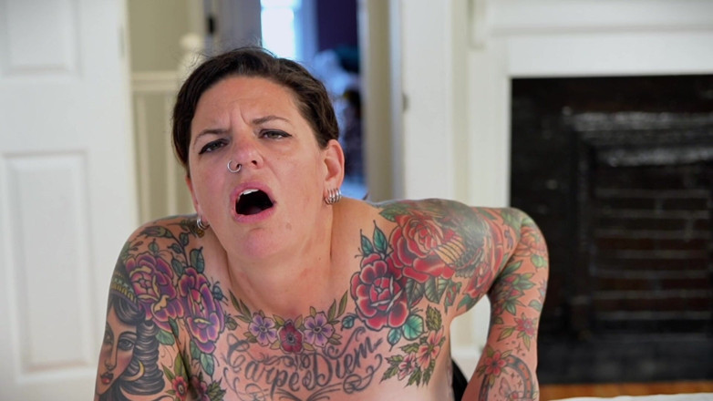 Carrie Capri: Carrie Capri knullas doggie style av knullmaskin och kommer hårt!