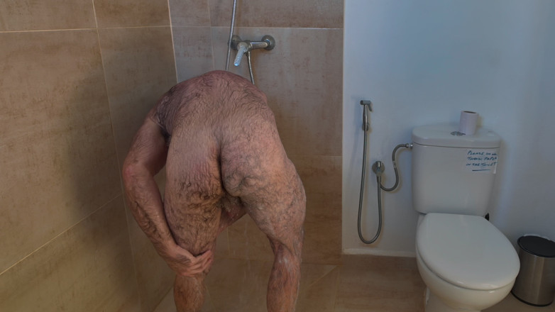 JackvanDean: Hairy Bear on Holiday