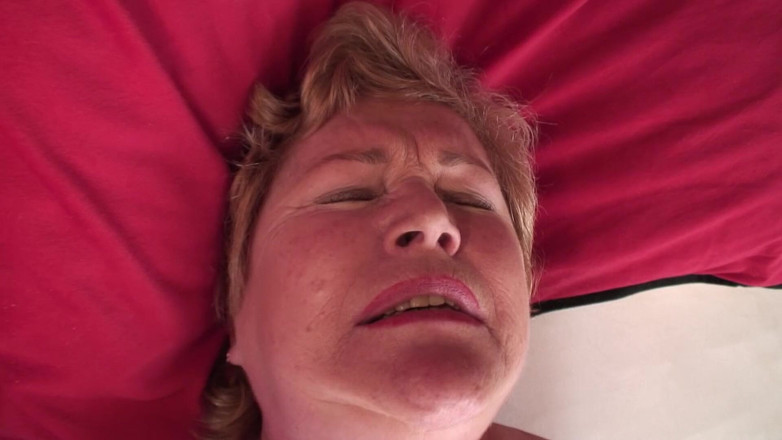 My Porn King: UNE MAMIE EXCITÉE JOUE AVEC UN VIBROMASSEUR JUSQU'À CE QUE...