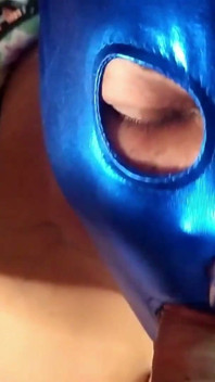 Manželka cvičí sání tří ptáků v Gloryhole