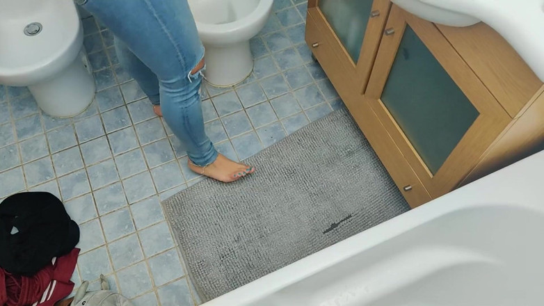 Miss Squirting: Asking stepmother to depilate my legs ends in facial cumshot