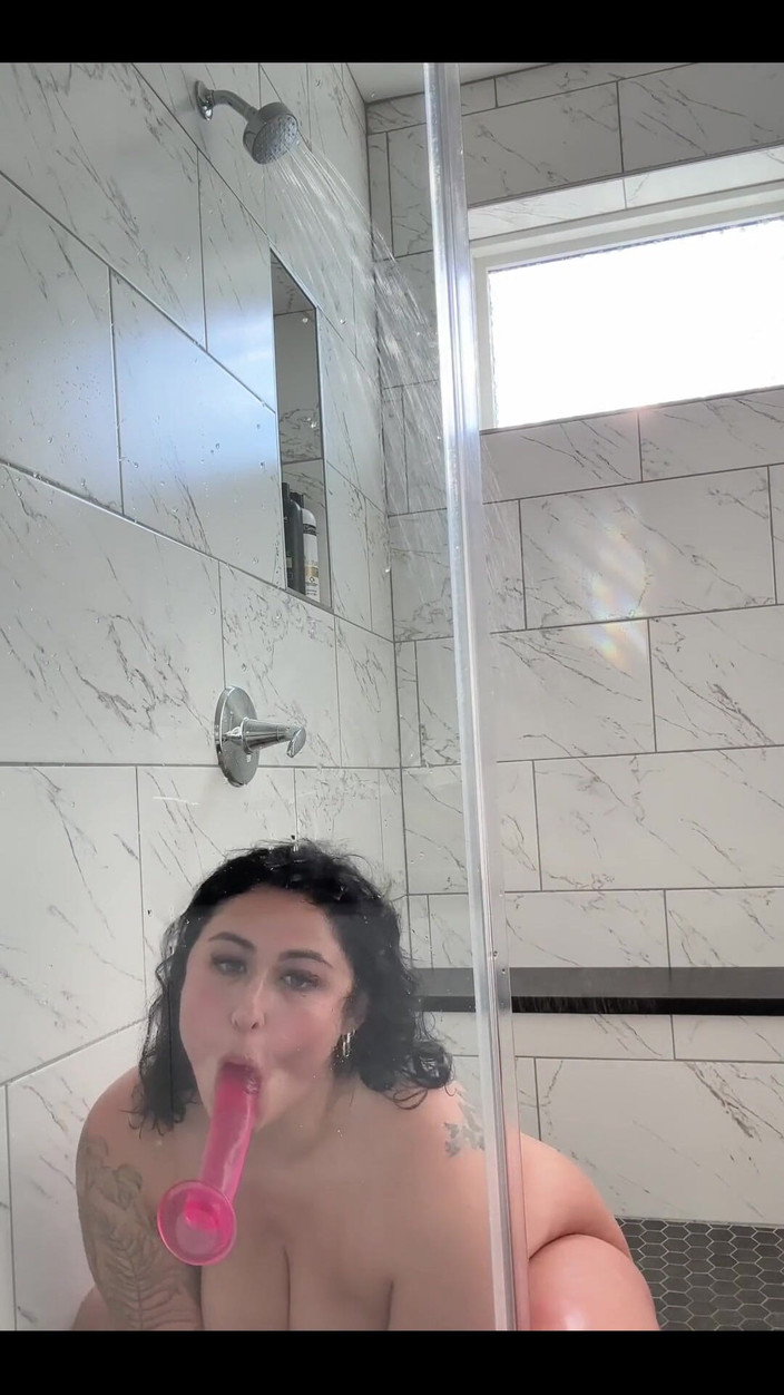 Josie Jaxxon: Sprcha sólo sólo s růžovým robertkem