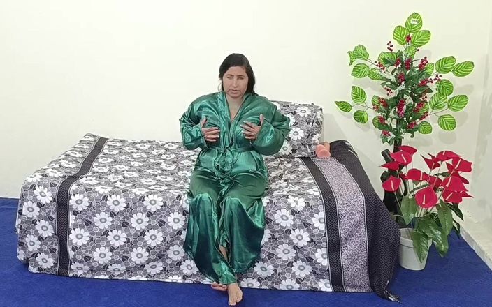 RajuIndianPorn: Tante seksi pakistan lagi asik muasin memeknya pakai dildo