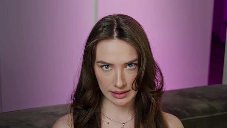 Queen of TITS: 穿着透明连衣裙和湿内裤的性感女主人！对主体奴隶的粗暴统治