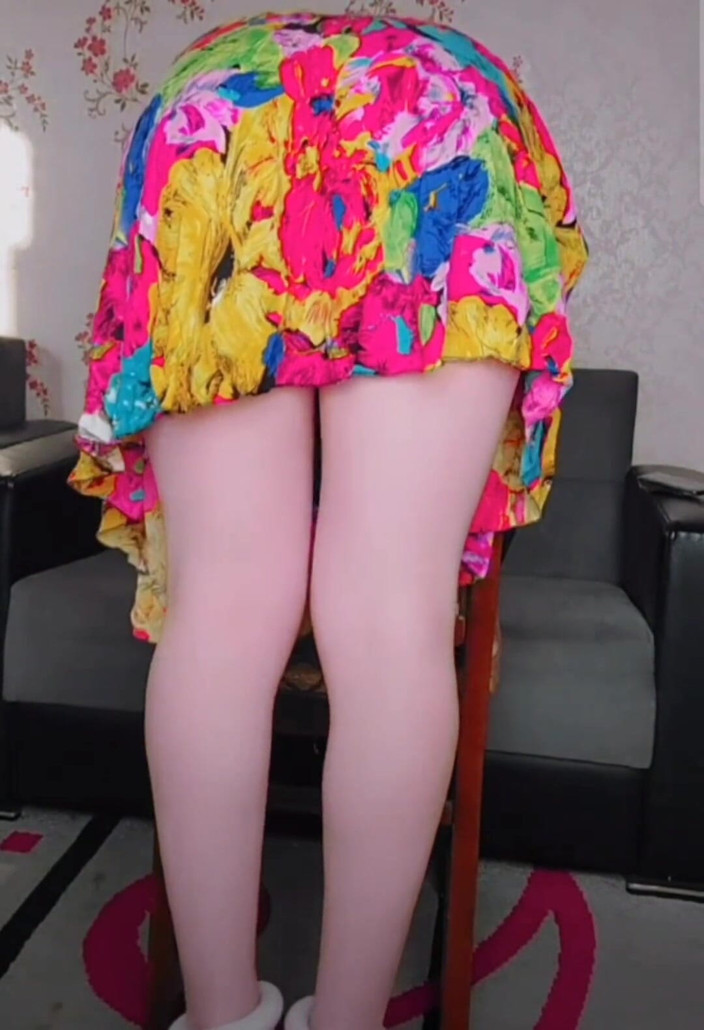 Kitty_Cross: Sexy ladyboy striptease solo-performance heißes kurzes kleid, dicker arsch
