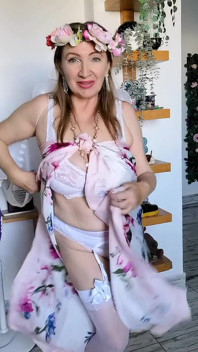 Prsatá MILFka škádlí v bílých punčochách s podvazkem