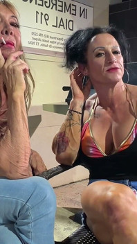 Smokin hotdebra dandre dan kandy lagi asik istirahat rokok
