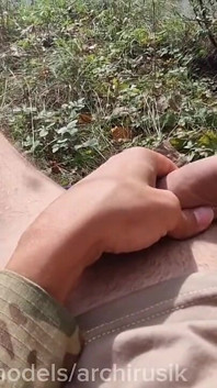 Un Homme Au Hasard a Versé Beaucoup De Sperme! Un Militaire S’est Branlé En Public Et M’a Versé Du Sperme