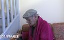 La France a Poil: Geile oude perverseling vraagt zijn Aziatische verpleegster om te neuken