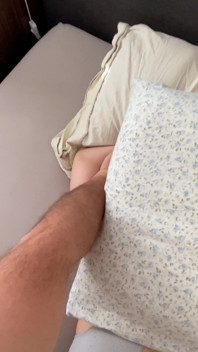 Il culo della matrigna viene schiacciato sotto il calore della passione