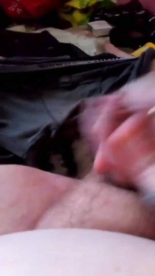 Cock vids and only cock vids.: Baculatý chlap honí svého malého ptáka kompilaci