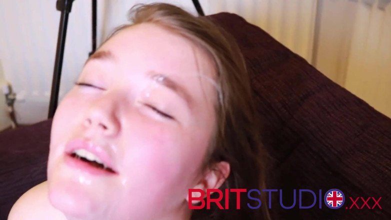 Brit Studio: 18 साल की ब्रिटिश हसीना छह लोगों को चूसती है